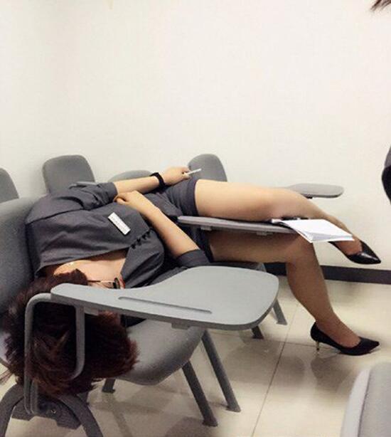 妹子这是睡出新高度啊人物gif搞笑图片