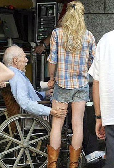 男人啊，病入膏肓了，也不忘记占便宜人物gif搞笑图片