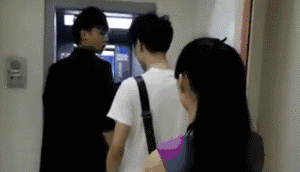 我要取钱了，都让开人物gif搞笑图片