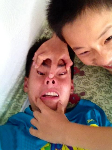 二逼的英俊少男啊人物gif搞笑图片