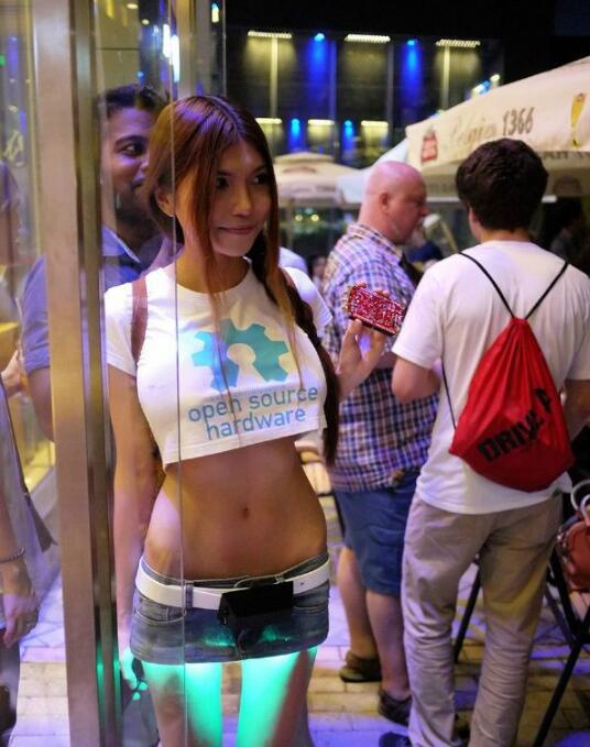 这时要有绿光的BGM人物gif搞笑图片