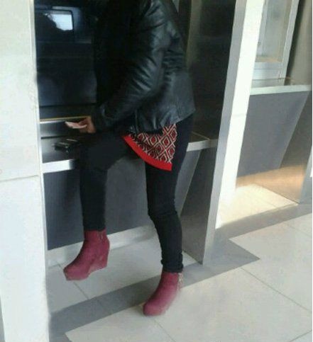 老娘取钱还不能歇歇了人物gif搞笑图片