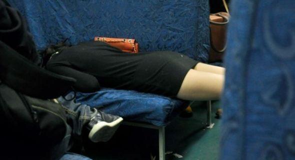 妹子醒醒我要过去人物gif搞笑图片