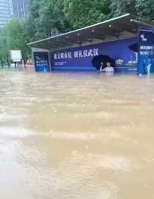 我等的船还不来，我等的人还不明白人物gif搞笑图片