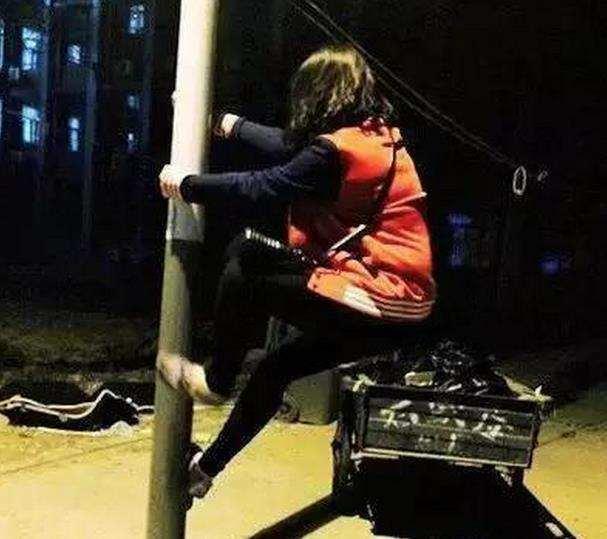 姑娘喝多了，说要爬上人生的巅峰，拦都拦不住！人物gif搞笑图片