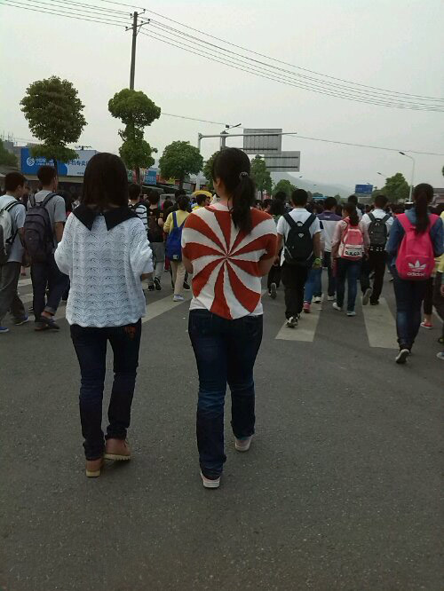 风火轮毛衣，飞。。。人物gif搞笑图片