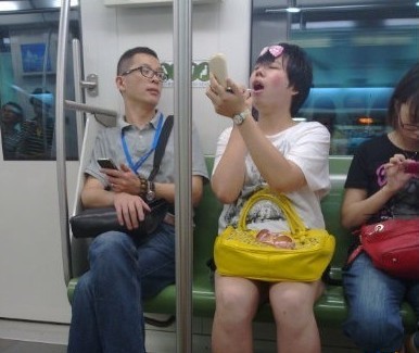 地铁上的化妆哥人物gif搞笑图片