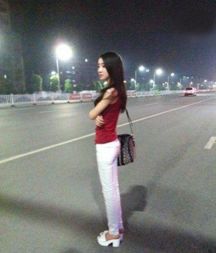 半夜路上遇到这样的MM，停车不？人物gif搞笑图片
