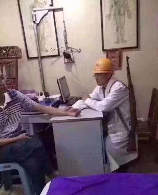 我劝你谨遵医嘱人物gif搞笑图片