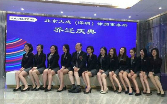 这是怎样的一种团队精神啊？人物gif搞笑图片