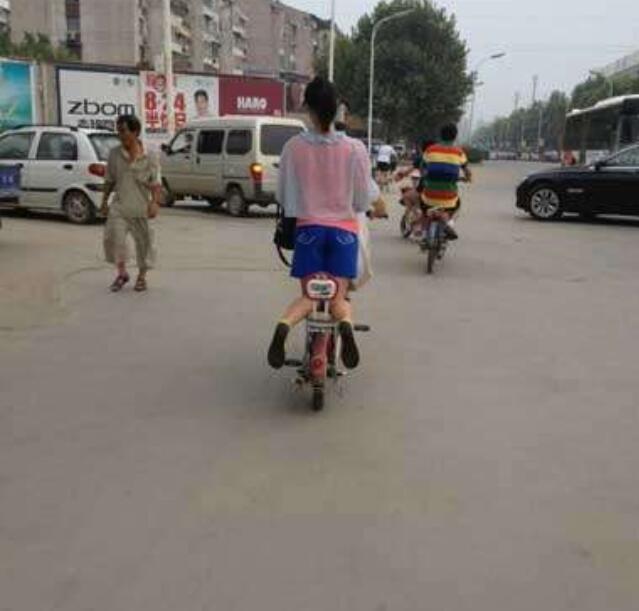 骑车的老司机都懂的人物gif搞笑图片