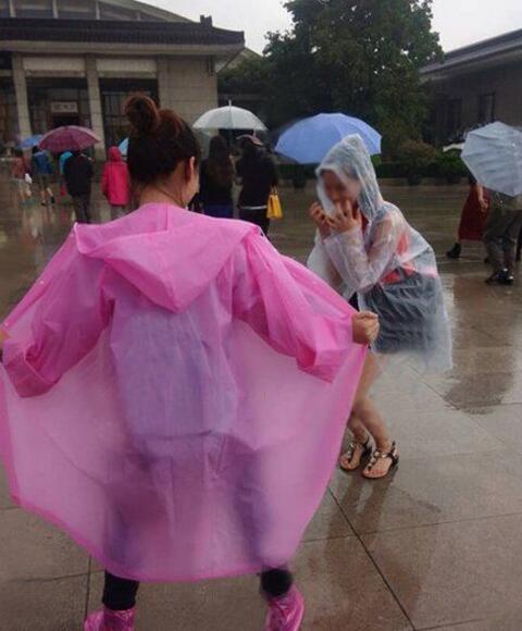 胸居然可以这么平，太恐怖了人物gif搞笑图片