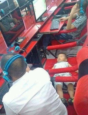 哥们儿，你媳妇知道吗？人物gif搞笑图片