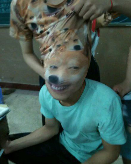 被这魔性的笑容惊呆了人物gif搞笑图片