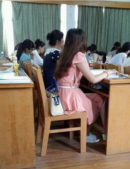 一定是出门太着急了人物gif搞笑图片