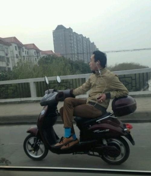 这哥们骑车叼炸天了！！！人物gif搞笑图片