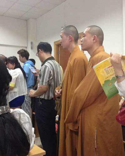 驾校里的两位同学人物gif搞笑图片