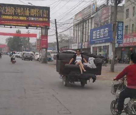 坐姿能不这么霸气吗？人物gif搞笑图片