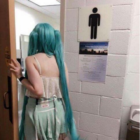 女厕所没有位置，只能跑这来了~人物gif搞笑图片