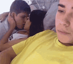 这狗粮不够味儿啊人物gif搞笑图片