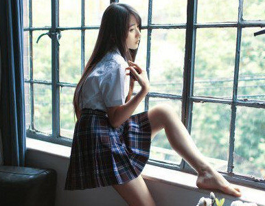 美女好像有心事呀人物gif搞笑图片