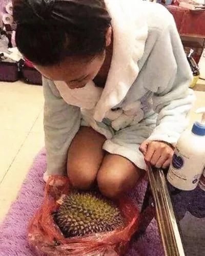 姑娘跪在榴莲上，这是犯了多大的错啊人物gif搞笑图片