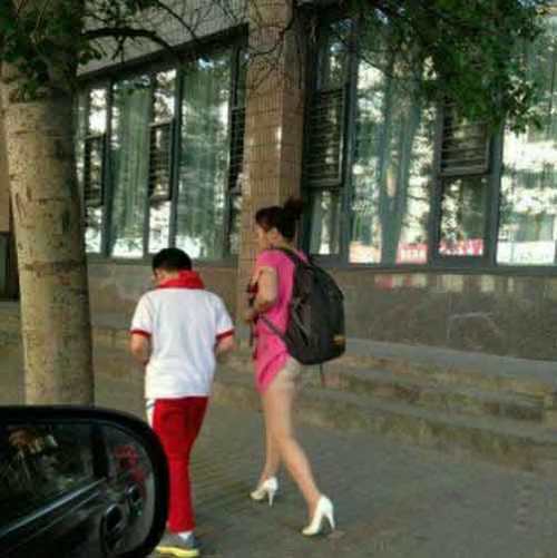 帮孩子背书包的妈妈要小心人物gif搞笑图片