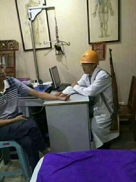 如今医生的装备越来越齐全了人物gif搞笑图片