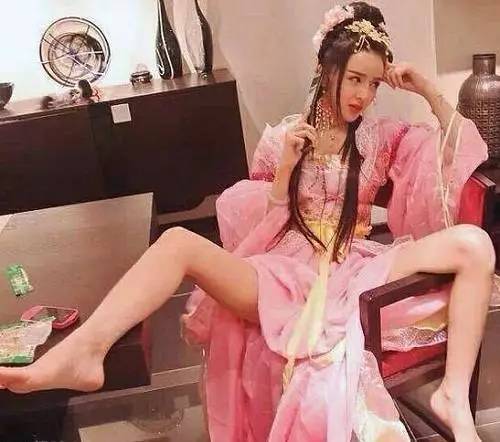 姑娘，这身打扮和姿势不配啊人物gif搞笑图片