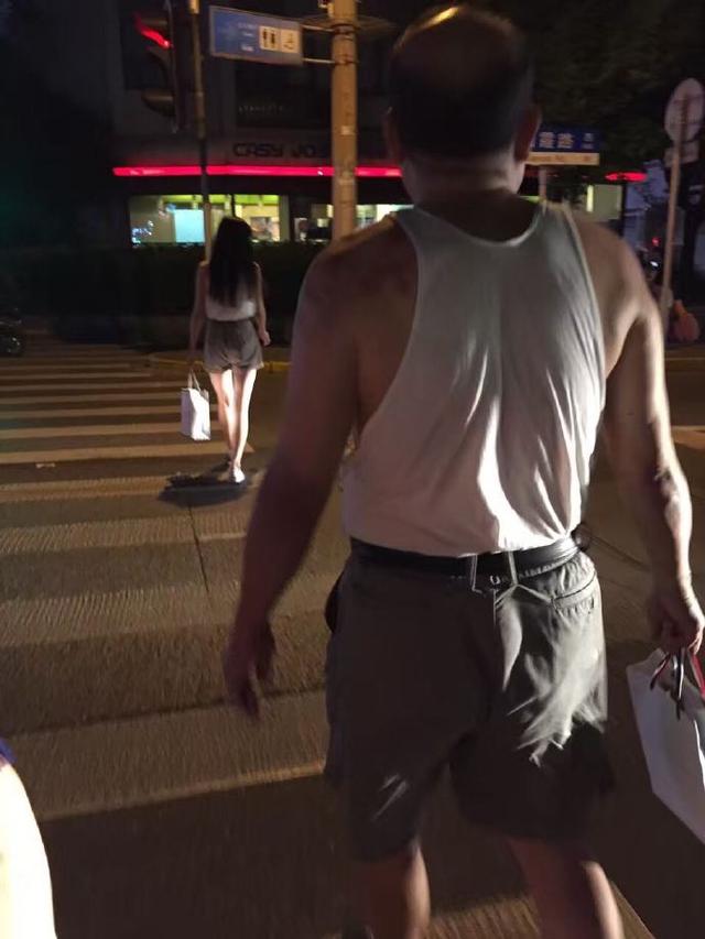 撞衫人物gif搞笑图片