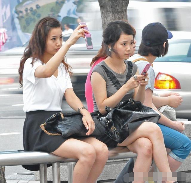 已婚女人跟未婚女人的区别，一目了然……人物gif搞笑图片