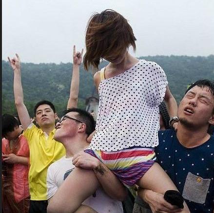 旁边那哥的表情，亮了人物gif搞笑图片