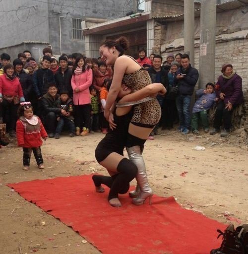 女汉子才能玩的摔跤游戏人物gif搞笑图片