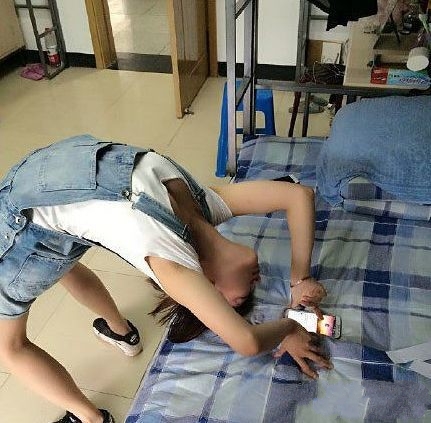 这样玩游戏妈妈再也不担心我腰椎间盘突出了人物gif搞笑图片