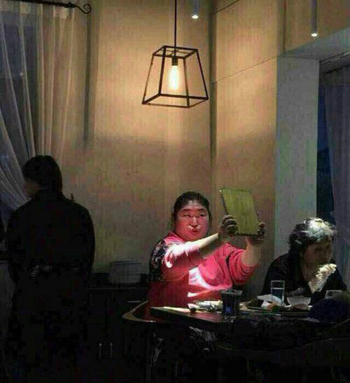 光线太暗，人家美女都不好抓角度了人物gif搞笑图片