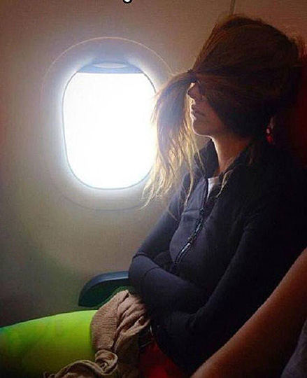 坐飞机的时候忘记带眼罩，聪明的妹子是这样解决的人物gif搞笑图片