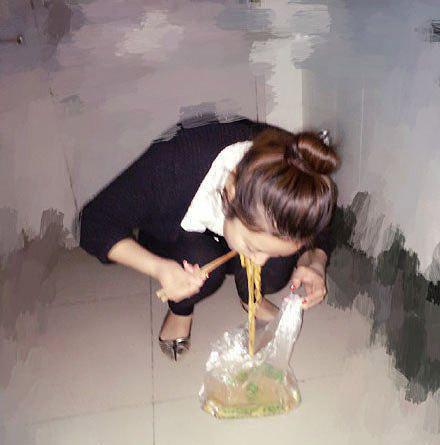 这么漂亮的姑娘，吃饭怎么能这样呢人物gif搞笑图片