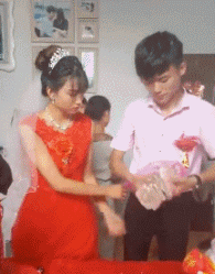 真不舍得啊人物gif搞笑图片