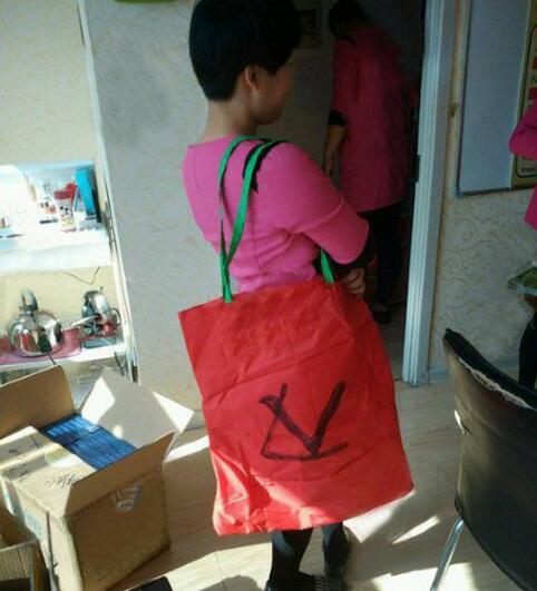 花大价钱买了个名牌包包人物gif搞笑图片