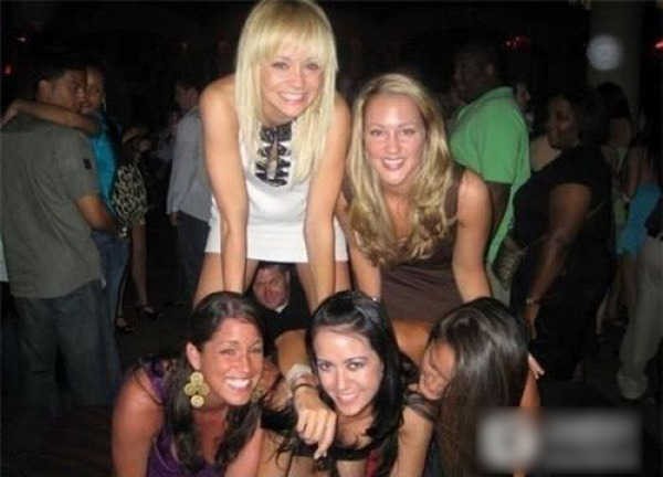 后面那位哥，你亮了人物gif搞笑图片