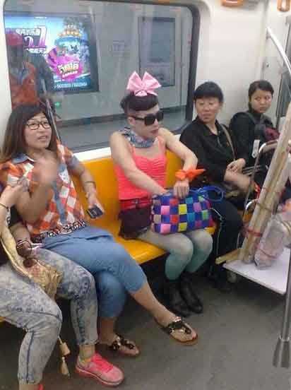 地铁里一奇葩哥们，看姐妹们的眼神人物gif搞笑图片