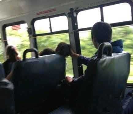 一对情侣和一个男的坐公交车人物gif搞笑图片