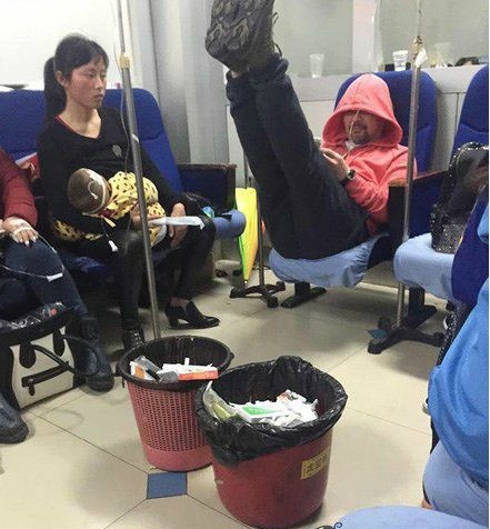 挂水都这么不消停，果然药不能停人物gif搞笑图片