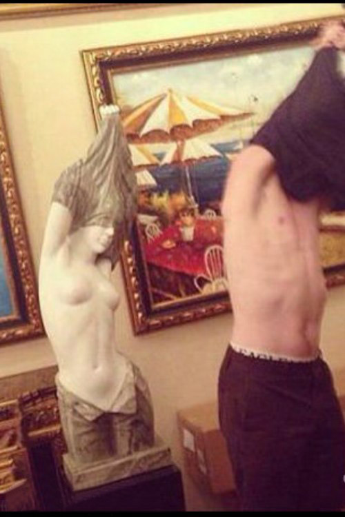 模仿秀，哥们的身材真好。。。人物gif搞笑图片