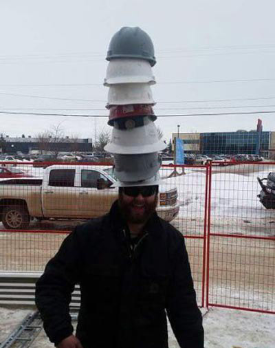 安全帽这么戴才安全人物gif搞笑图片