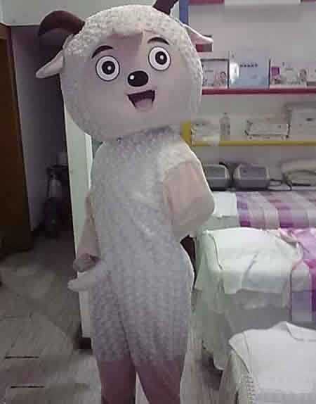 二货闺蜜，试穿回来把我笑趴下了人物gif搞笑图片