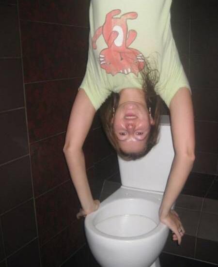 与众不同的洗头方式人物gif搞笑图片