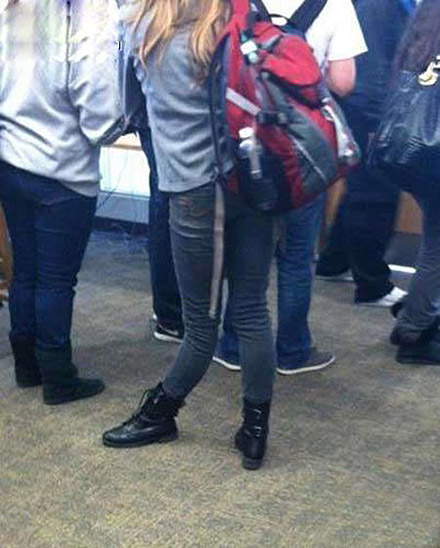 妹子，你这腿功是怎么炼成的？人物gif搞笑图片