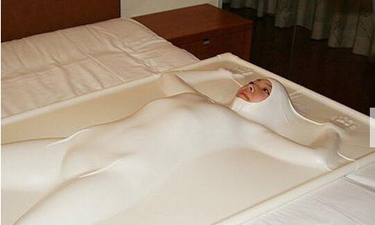 一上床瞬间就软了人物gif搞笑图片