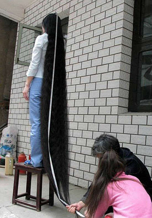 每次洗头要请连个助理吗？上厕所呢？人物gif搞笑图片